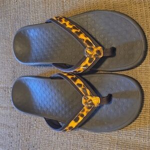 Vionic Leopard Flip Flops Sz 10. EU 41